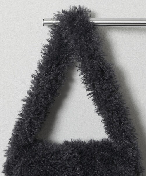 Firsthand(ファーストハンド)の「Firsthand/ファーストハンド エコファーリボンショルダーバッグ(ショルダーバッグ・レディース・オフホワイト/グレー・ONE SIZE)」の6枚目の写真