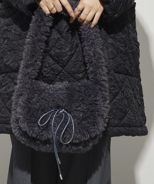 Firsthand(ファーストハンド)の「Firsthand/ファーストハンド エコファーリボンショルダーバッグ(ショルダーバッグ・レディース・オフホワイト/グレー・ONE SIZE)」の13枚目の写真