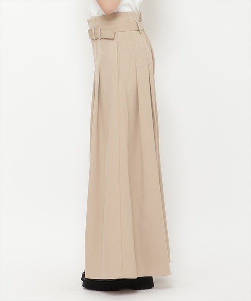 REDYAZEL（レディアゼル）の「ハイウエストタックフレアパンツ（その他パンツ・レディース・ベージュ/グレー・SMALL/MEDIUM）」の10枚目の写真