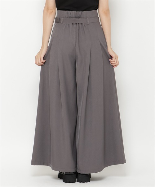 REDYAZEL（レディアゼル）の「ハイウエストタックフレアパンツ（その他パンツ・レディース・ベージュ/グレー・SMALL/MEDIUM）」の9枚目の写真