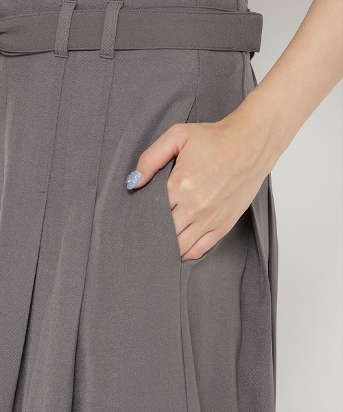 REDYAZEL（レディアゼル）の「ハイウエストタックフレアパンツ（その他パンツ・レディース・ベージュ/グレー・SMALL/MEDIUM）」の6枚目の写真