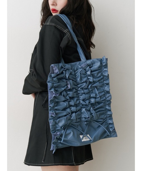 jouetie(ジュエティ)の「リボンギャザートートバッグ/A4トートバッグ(トートバッグ・レディース・オフホワイト/ブルー/レッド/ブラック・FREE)」の4枚目の写真