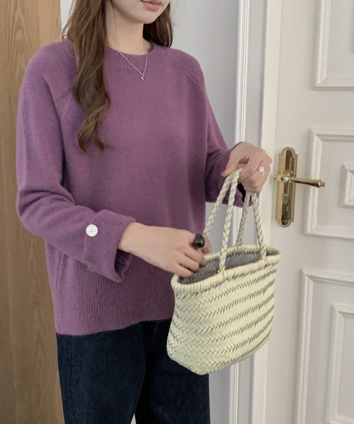 Doux Belle(ドゥーベル)の「袖ボタン付きラウンドネックニット(ニット/セーター・レディース・グレー/オフホワイト/パープル/ワインレッド/ピンクベージュ/ブラック・FREE)」の4枚目の写真