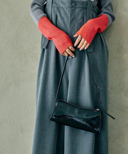 LEPSIM（レプシィム）の「エナメルミニショルダー　241858（ショルダーバッグ・レディース・アイボリー/ブラック・ONE SIZE）」の2枚目の写真