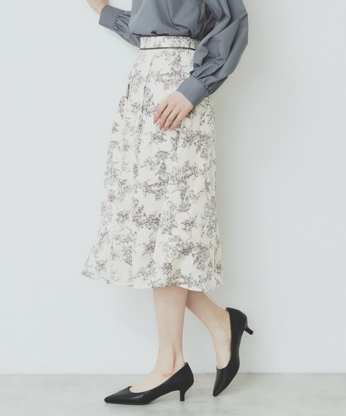 index（インデックス）の「フラワープリントフレアスカート【洗濯機洗い可/イージーアイロン】（スカート・レディース・チャコール/アイボリー系/ベージュ系その他4・36/38/40/42）」の4枚目の写真