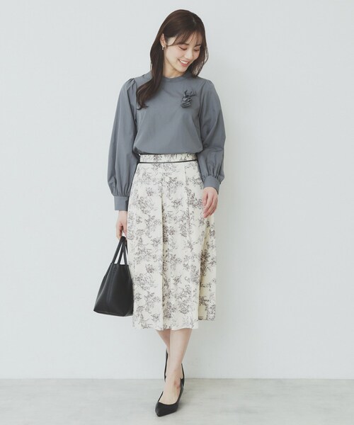 index（インデックス）の「フラワープリントフレアスカート【洗濯機洗い可/イージーアイロン】（スカート・レディース・チャコール/アイボリー系/ベージュ系その他4・36/38/40/42）」の5枚目の写真