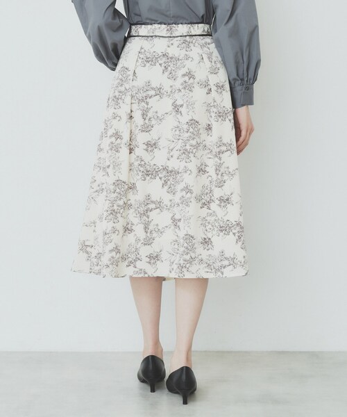 index（インデックス）の「フラワープリントフレアスカート【洗濯機洗い可/イージーアイロン】（スカート・レディース・チャコール/アイボリー系/ベージュ系その他4・36/38/40/42）」の18枚目の写真