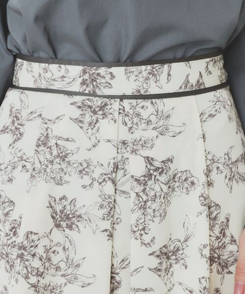 index（インデックス）の「フラワープリントフレアスカート【洗濯機洗い可/イージーアイロン】（スカート・レディース・チャコール/アイボリー系/ベージュ系その他4・36/38/40/42）」の19枚目の写真