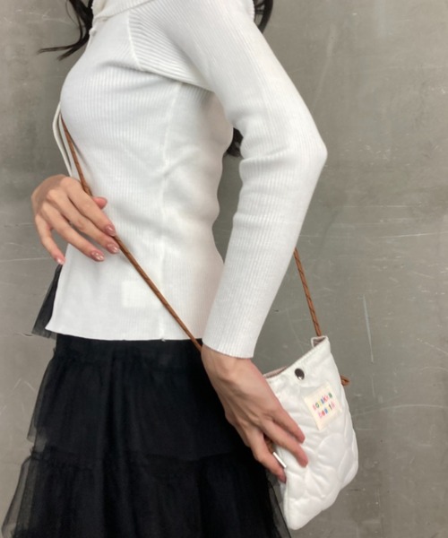 tolene(トレネ)の「もこもこ キルティング アウトドアロープ ミニバッグ ショルダーバッグ(ショルダーバッグ・レディース・ホワイト/イエロー・ONE SIZE)」の7枚目の写真