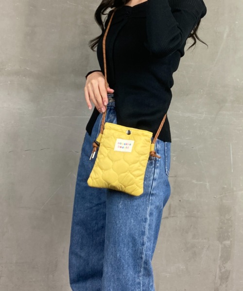 tolene(トレネ)の「もこもこ キルティング アウトドアロープ ミニバッグ ショルダーバッグ(ショルダーバッグ・レディース・ホワイト/イエロー・ONE SIZE)」の16枚目の写真