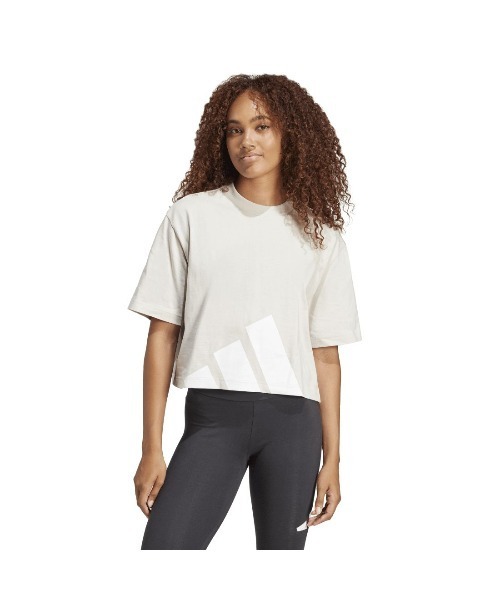 adidas(アディダス)の「アディダス adidas エッセンシャルズ ビッグロゴTシャツ(Tシャツ/カットソー・レディース・サンドグレー/チャコールグレー/ペールイエロー・S/M/L/XL)」の1枚目の写真