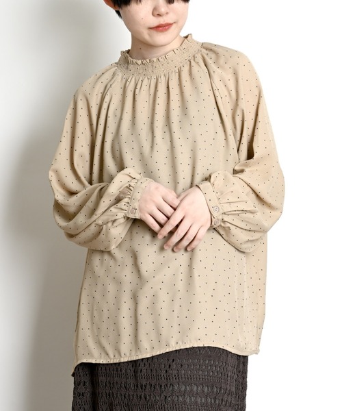 MARAI(マーライ)の「ドット柄シャーリングブラウス 長袖(シャツ/ブラウス・レディース・ブラック/ホワイト/ネイビー/ベージュ・フリー)」の1枚目の写真