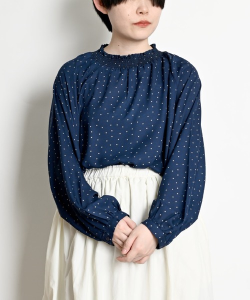 MARAI(マーライ)の「ドット柄シャーリングブラウス 長袖(シャツ/ブラウス・レディース・ブラック/ホワイト/ネイビー/ベージュ・フリー)」の4枚目の写真