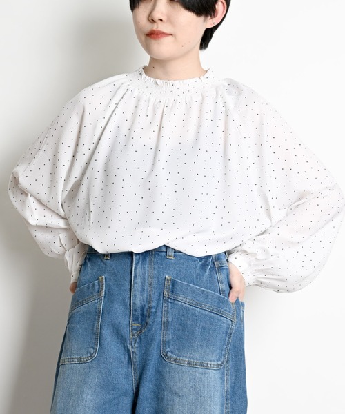 MARAI(マーライ)の「ドット柄シャーリングブラウス 長袖(シャツ/ブラウス・レディース・ブラック/ホワイト/ネイビー/ベージュ・フリー)」の2枚目の写真