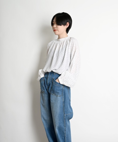 MARAI(マーライ)の「ドット柄シャーリングブラウス 長袖(シャツ/ブラウス・レディース・ブラック/ホワイト/ネイビー/ベージュ・フリー)」の5枚目の写真