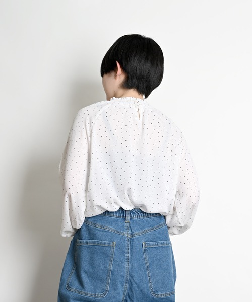 MARAI(マーライ)の「ドット柄シャーリングブラウス 長袖(シャツ/ブラウス・レディース・ブラック/ホワイト/ネイビー/ベージュ・フリー)」の6枚目の写真