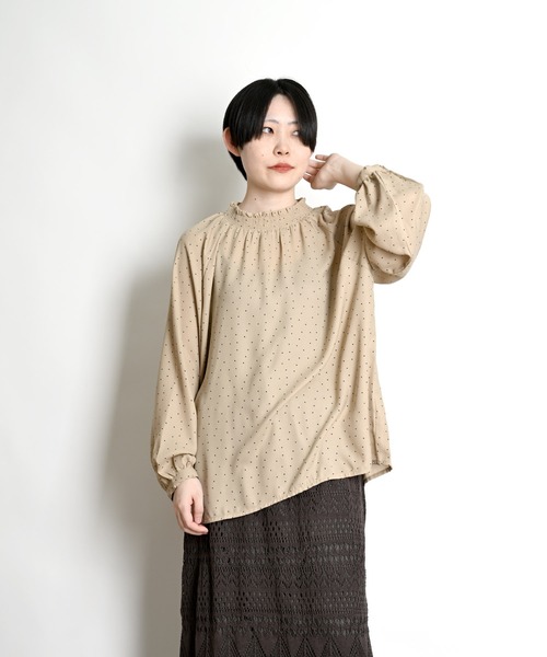 MARAI(マーライ)の「ドット柄シャーリングブラウス 長袖(シャツ/ブラウス・レディース・ブラック/ホワイト/ネイビー/ベージュ・フリー)」の11枚目の写真