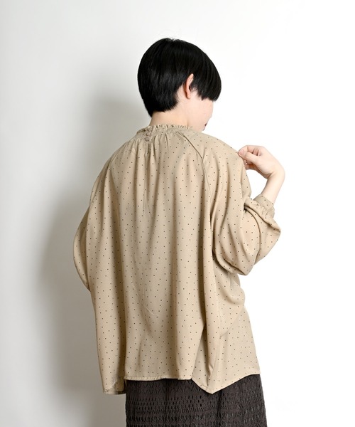 MARAI(マーライ)の「ドット柄シャーリングブラウス 長袖(シャツ/ブラウス・レディース・ブラック/ホワイト/ネイビー/ベージュ・フリー)」の12枚目の写真