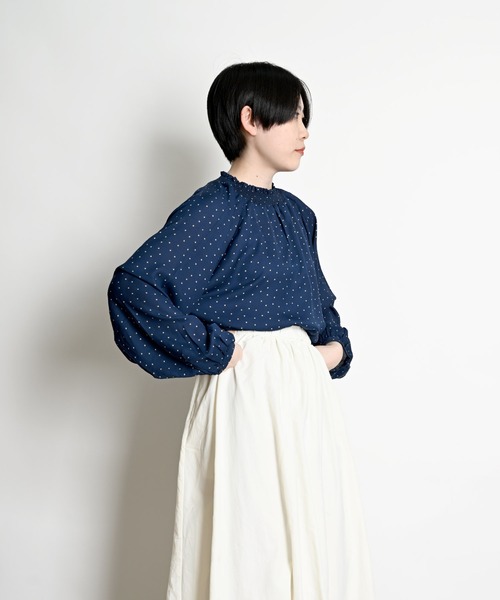 MARAI(マーライ)の「ドット柄シャーリングブラウス 長袖(シャツ/ブラウス・レディース・ブラック/ホワイト/ネイビー/ベージュ・フリー)」の18枚目の写真