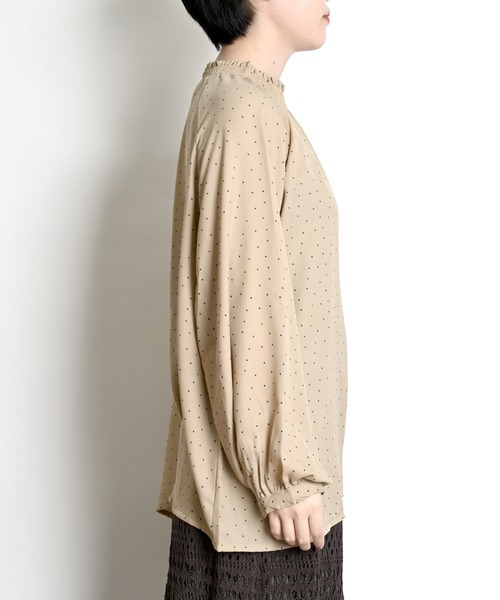 MARAI(マーライ)の「ドット柄シャーリングブラウス 長袖(シャツ/ブラウス・レディース・ブラック/ホワイト/ネイビー/ベージュ・フリー)」の14枚目の写真