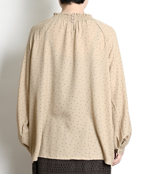 MARAI(マーライ)の「ドット柄シャーリングブラウス 長袖(シャツ/ブラウス・レディース・ブラック/ホワイト/ネイビー/ベージュ・フリー)」の15枚目の写真