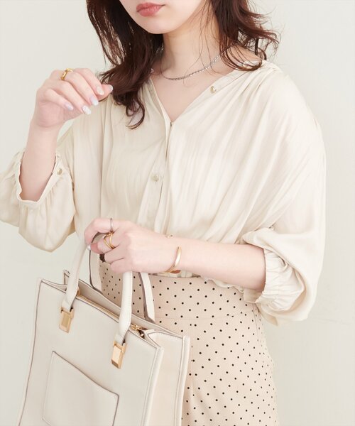 natural couture（ナチュラルクチュール）の「とろみサテン7分袖ブラウス（シャツ/ブラウス・レディース・アイボリー/ピンクベージュ/サックスブルー/グレイッシュベージュ/チャコールグレー/ラベンダー/ネイビー/ドット/ストライプ・FREE）」の12枚目の写真