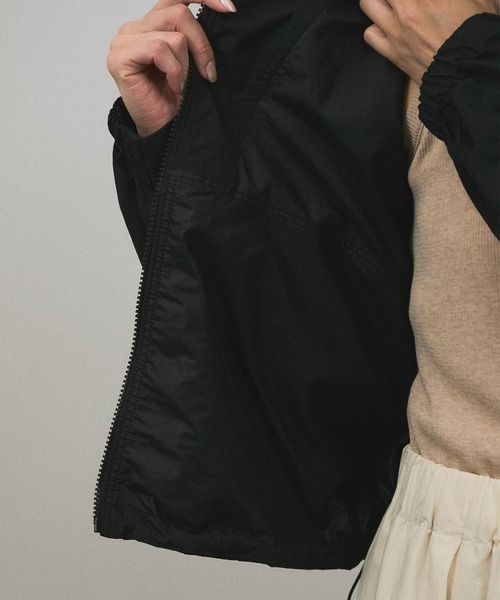 THE NORTH FACE(ザノースフェイス)の「【THE NORTH FACE(ザ・ノース・フェイス)】Short Compact Jacket(マウンテンパーカー・レディース・ホワイト系その他3/ブラック・M/L)」の4枚目の写真