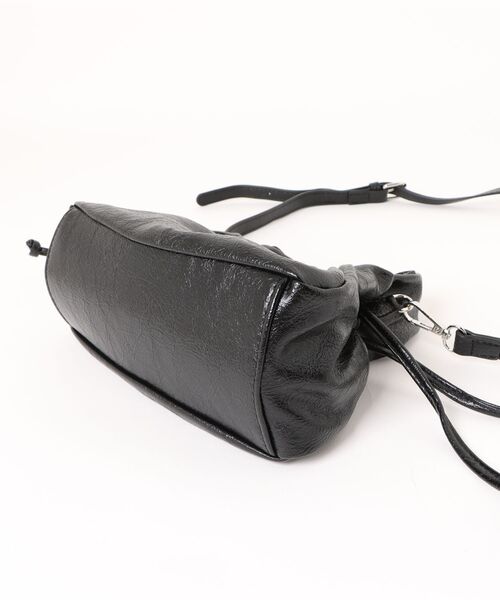 BarcosBlue（バルコスブルー）の「【BarcosBlue/バルコスブルー】メタリック2way巾着バッグ（ハンドバッグ・レディース・シルバー/ブラック・ONE SIZE）」の8枚目の写真