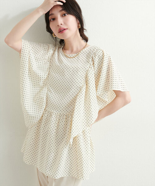 natural couture(ナチュラルクチュール)の「WEB限定 /【mamamo】ヴィンテージサテンラッフルブラウス(シャツ/ブラウス・レディース・ピンク/その他1/グレイッシュベージュ/チャコールグレー・FREE)」の4枚目の写真