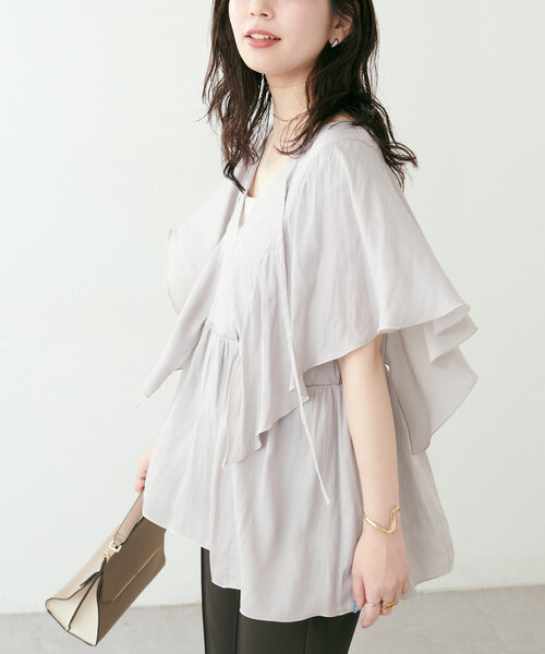 natural couture(ナチュラルクチュール)の「WEB限定 /【mamamo】ヴィンテージサテンラッフルブラウス(シャツ/ブラウス・レディース・ピンク/その他1/グレイッシュベージュ/チャコールグレー・FREE)」の2枚目の写真