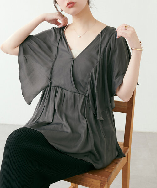 natural couture(ナチュラルクチュール)の「WEB限定 /【mamamo】ヴィンテージサテンラッフルブラウス(シャツ/ブラウス・レディース・ピンク/その他1/グレイッシュベージュ/チャコールグレー・FREE)」の1枚目の写真