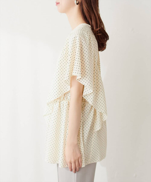 natural couture(ナチュラルクチュール)の「WEB限定 /【mamamo】ヴィンテージサテンラッフルブラウス(シャツ/ブラウス・レディース・ピンク/その他1/グレイッシュベージュ/チャコールグレー・FREE)」の6枚目の写真