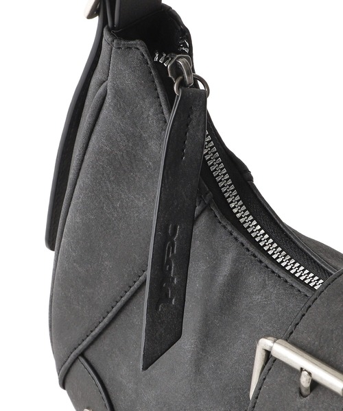 X-girl（エックスガール）の「DISTRESSED FAUX LEATHER BELT HAND BAG（ハンドバッグ・レディース・ブラック/ブラウン・ONE SIZE）」の13枚目の写真