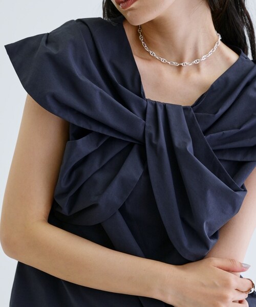 GALLEST（ギャレスト）の「ドレープフォルムブラウス（シャツ/ブラウス・レディース・ホワイト系/ネイビー・38）」の2枚目の写真