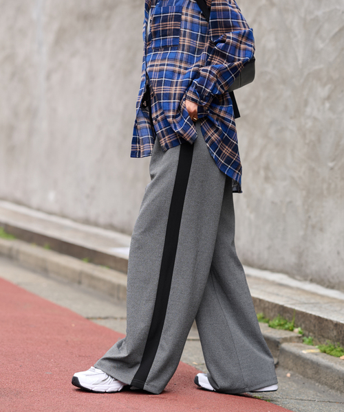 JOURNAL STANDARD relume(ジャーナルスタンダード レリューム)の「カットジャージーラインパンツ(その他パンツ・レディース・ブラウン/チャコールグレー・FREE)」の9枚目の写真
