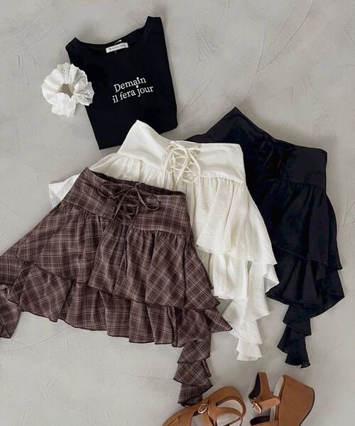 MAJESTIC LEGON(マジェスティックレゴン)の「サイドラッフルティアードミニスカパン(スカート・レディース・オフホワイト/ブラウン系その他2/ブラック・MEDIUM)」の11枚目の写真