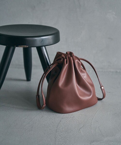 coen(コーエン)の「【新色追加】レザーライク巾着ショルダーバッグ(ショルダーバッグ・レディース・シルバー/ブラック/ブラウン/ベージュ/ダークブラウン/レッド・FREE)」の4枚目の写真