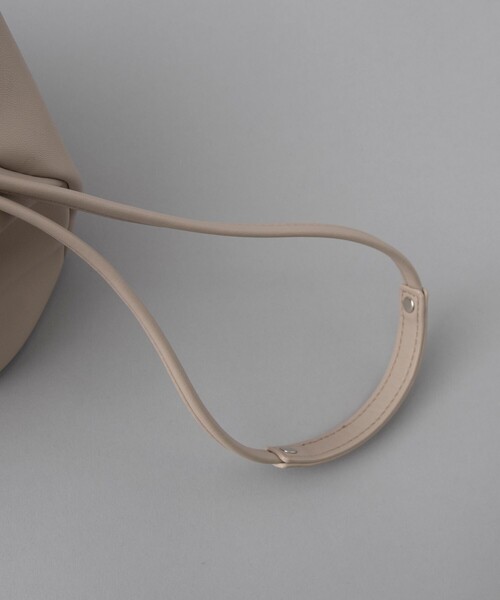 coen(コーエン)の「【新色追加】レザーライク巾着ショルダーバッグ(ショルダーバッグ・レディース・シルバー/ブラック/ブラウン/ベージュ/ダークブラウン/レッド・FREE)」の7枚目の写真