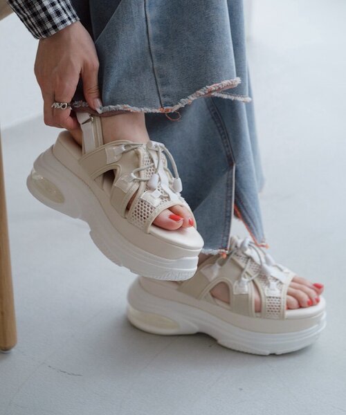 Kastane(カスタネ)の「*厚底スニーカーソールサンダル(サンダル・レディース・アイボリー/ブラック・37/36/38)」の1枚目の写真