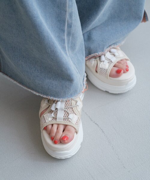 Kastane(カスタネ)の「*厚底スニーカーソールサンダル(サンダル・レディース・アイボリー/ブラック・37/36/38)」の3枚目の写真