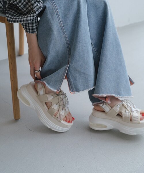 Kastane(カスタネ)の「*厚底スニーカーソールサンダル(サンダル・レディース・アイボリー/ブラック・37/36/38)」の4枚目の写真