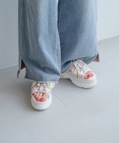 Kastane(カスタネ)の「*厚底スニーカーソールサンダル(サンダル・レディース・アイボリー/ブラック・37/36/38)」の5枚目の写真