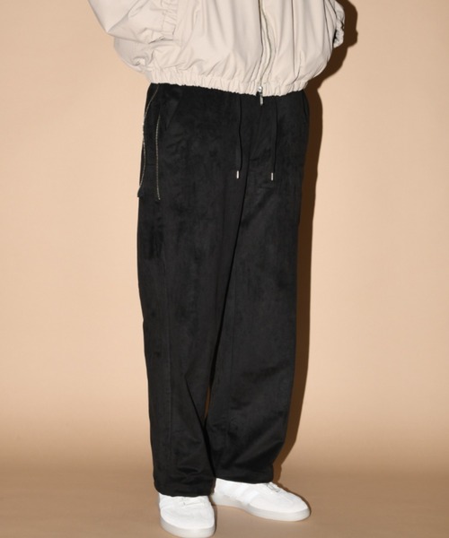 SUPERTHANKS(スーパーサンクス)の「スエード、合成皮革 ワイドZIPパンツFaux Suede Side-zip Wide Pants(その他パンツ・メンズ・ライトカーキ/ブラック/ブラック系その他・M/S/L)」の2枚目の写真