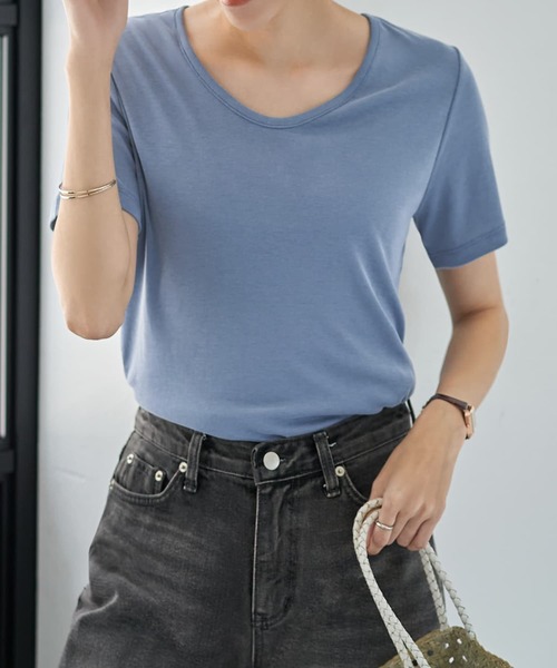STYLE DELI(スタイルデリ)の「しっとり質感の緩やかVネックとろみトップス(Tシャツ/カットソー・レディース・ブルー/ホワイト/スミクロ・FREE/MEDIUM)」の3枚目の写真
