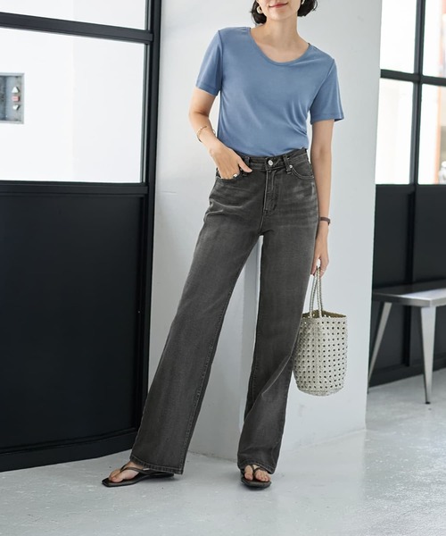 STYLE DELI(スタイルデリ)の「しっとり質感の緩やかVネックとろみトップス(Tシャツ/カットソー・レディース・ブルー/ホワイト/スミクロ・FREE/MEDIUM)」の6枚目の写真
