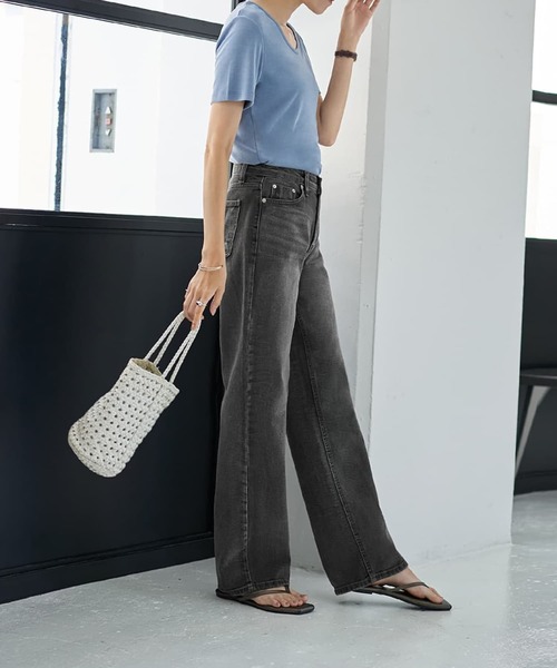 STYLE DELI(スタイルデリ)の「しっとり質感の緩やかVネックとろみトップス(Tシャツ/カットソー・レディース・ブルー/ホワイト/スミクロ・FREE/MEDIUM)」の9枚目の写真