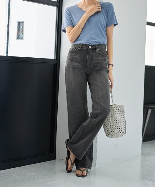 STYLE DELI(スタイルデリ)の「しっとり質感の緩やかVネックとろみトップス(Tシャツ/カットソー・レディース・ブルー/ホワイト/スミクロ・FREE/MEDIUM)」の10枚目の写真