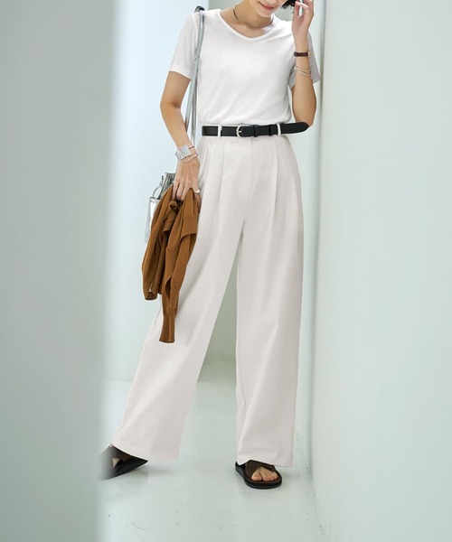 STYLE DELI(スタイルデリ)の「しっとり質感の緩やかVネックとろみトップス(Tシャツ/カットソー・レディース・ブルー/ホワイト/スミクロ・FREE/MEDIUM)」の11枚目の写真