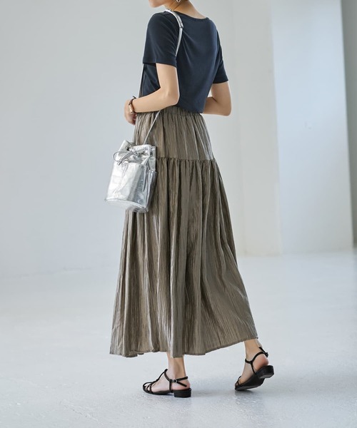 STYLE DELI(スタイルデリ)の「しっとり質感の緩やかVネックとろみトップス(Tシャツ/カットソー・レディース・ブルー/ホワイト/スミクロ・FREE/MEDIUM)」の16枚目の写真