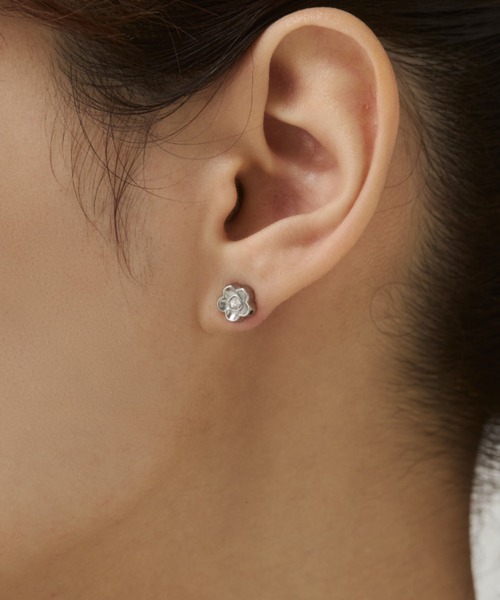 ciite' surgical stainless(シーテサージカルステンレス)の「【 金属アレルギー対応 】フラワービジュー ミニピアス サージカルステンレス(両耳用)(ピアス(両耳用)・レディース・ゴールド/シルバー・FREE)」の2枚目の写真